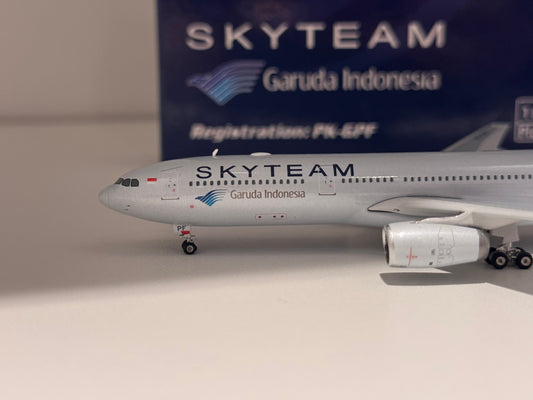 Airbus A330-300 Garuda Indonesia SkyTeam – Phoenix Models 1:400