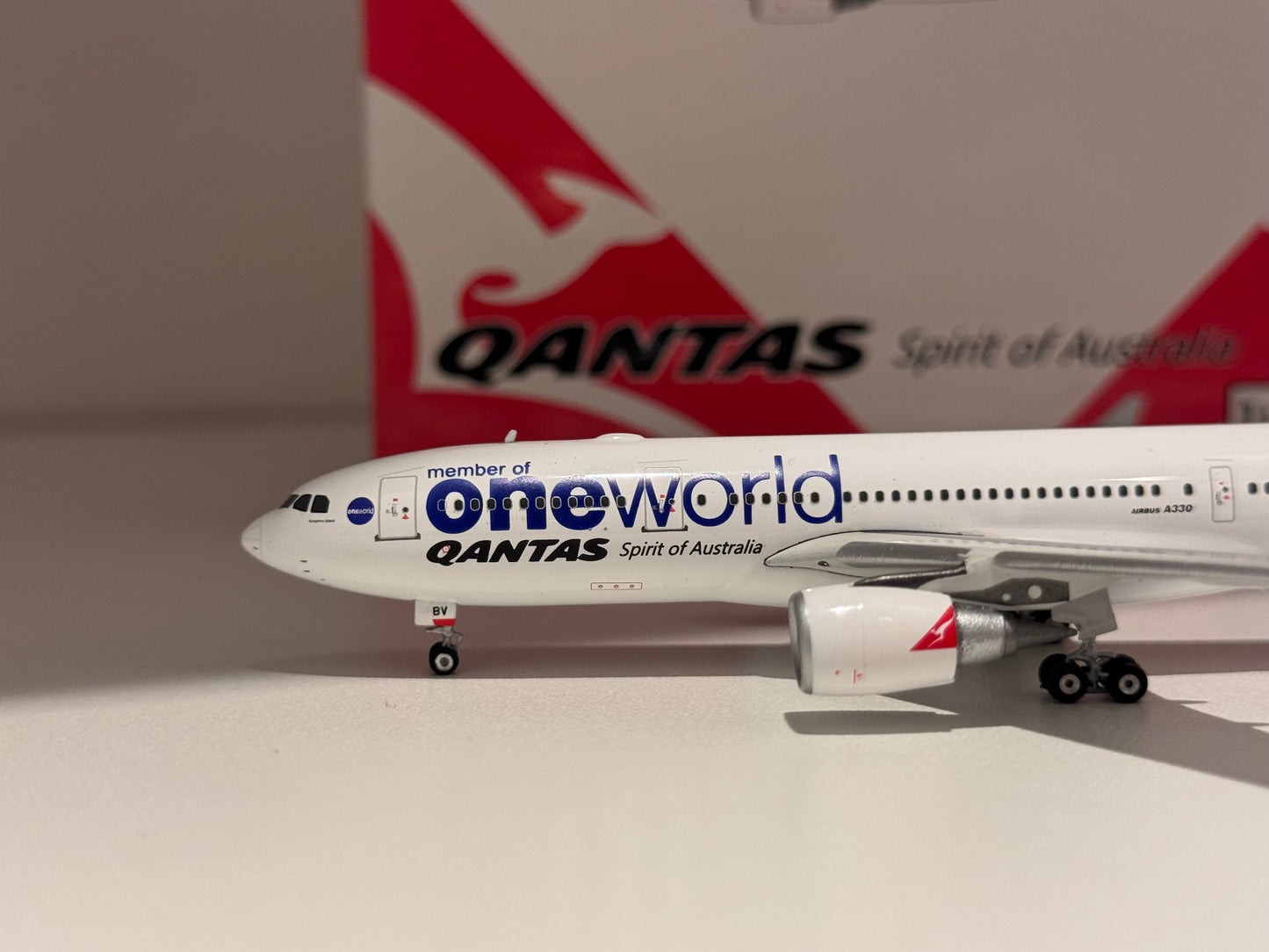Airbus A330-200 Qantas One World – Phoenix Models 1:400