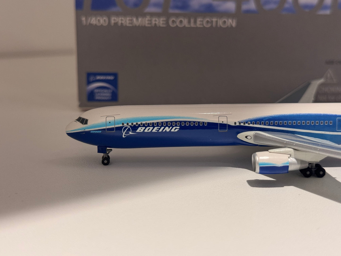 Boeing 767-400ER Boeing Company – Dragon Wings 1:400